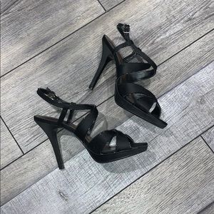 Black Strap heels with leather outline 🖤